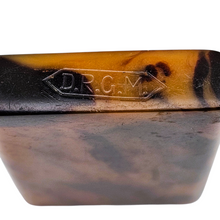 Charger l'image dans la galerie, Nécessaire de manucure de sac Art déco en bakélite et métal marqué D.R.G.M., Allemagne, années 1920–1930 Le Charme des Violettes - Brocante en ligne
