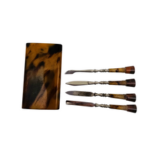 Charger l'image dans la galerie, Nécessaire de manucure de sac Art déco en bakélite et métal marqué D.R.G.M., Allemagne, années 1920–1930 Le Charme des Violettes - Brocante en ligne
