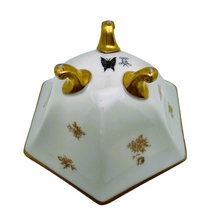 Charger l&#39;image dans la galerie, Sèvres (dans le goût de). Coupe tripode en porcelaine blanche bordée d&#39;une frise d&#39;or et de petites roses

