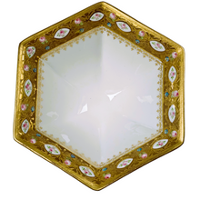 Charger l&#39;image dans la galerie, Sèvres (dans le goût de). Coupe tripode en porcelaine blanche bordée d&#39;une frise d&#39;or et de petites roses
