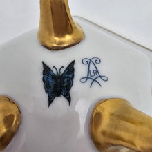 Charger l&#39;image dans la galerie, Sèvres (dans le goût de). Coupe tripode en porcelaine blanche bordée d&#39;une frise d&#39;or et de petites roses

