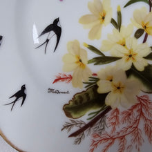 Charger l&#39;image dans la galerie, Sèvres (dans le goût de). Coupe tripode en porcelaine blanche bordée d&#39;une frise d&#39;or et de petites roses
