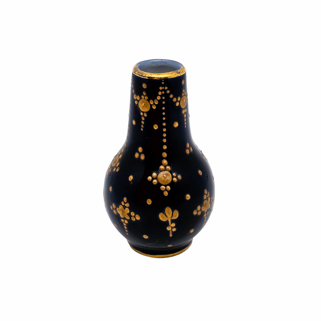 Sèvres (dans le goût de). Vase miniature ancien en porcelaine bleue et or