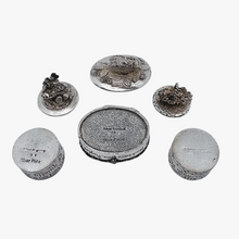 Load image into Gallery viewer, Silver Scenes, Suite de 3 petites boîtes anglaises vintage en étain plaqué argent, années 1980
