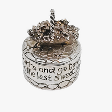 Load image into Gallery viewer, Silver Scenes, Suite de 3 petites boîtes anglaises vintage en étain plaqué argent, années 1980
