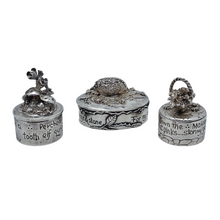 Load image into Gallery viewer, Silver Scenes, Suite de 3 petites boîtes anglaises vintage en étain plaqué argent, années 1980
