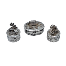 Load image into Gallery viewer, Silver Scenes, Suite de 3 petites boîtes anglaises vintage en étain plaqué argent, années 1980
