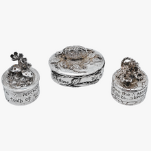 Afbeelding in Gallery-weergave laden, Silver Scenes, Suite de 3 petites boîtes anglaises vintage en étain plaqué argent, années 1980
