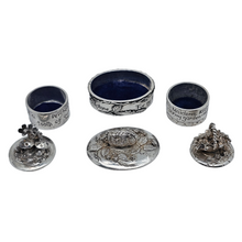 Load image into Gallery viewer, Silver Scenes, Suite de 3 petites boîtes anglaises vintage en étain plaqué argent, années 1980
