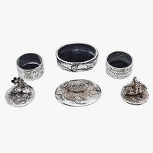 Load image into Gallery viewer, Silver Scenes, Suite de 3 petites boîtes anglaises vintage en étain plaqué argent, années 1980
