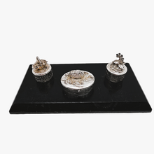 Afbeelding in Gallery-weergave laden, Silver Scenes, Suite de 3 petites boîtes anglaises vintage en étain plaqué argent, années 1980
