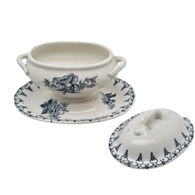 Charger l'image dans la galerie, Sarreguemines - décor Flore, Petite soupière de poupée en faïence, début XXe siècle Le Charme des Violettes - Brocante en ligne
