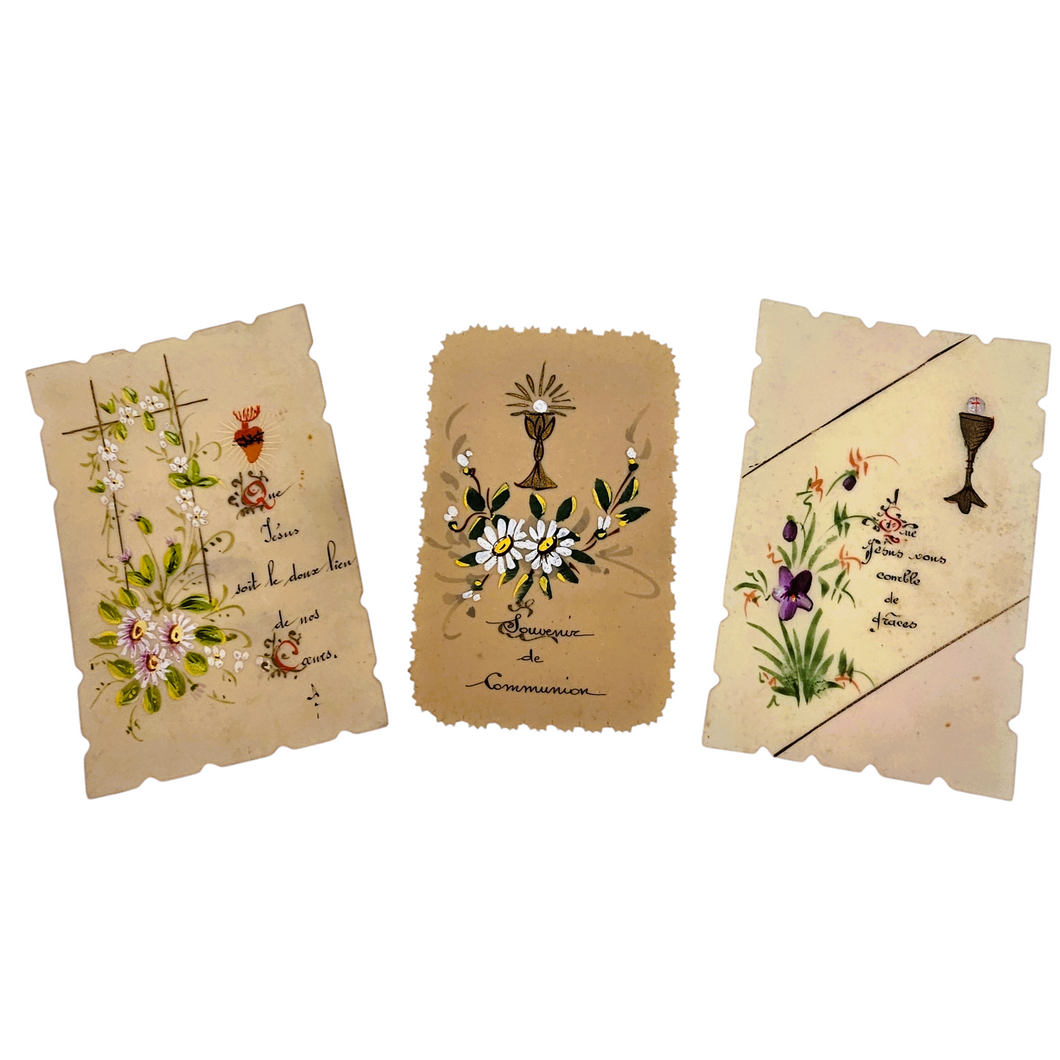 Souvenirs de communion, lot de 3 cartes en celluloïd festonné peintes à la main, années 1900