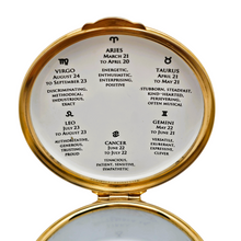 Load image into Gallery viewer, Staffordshire Enamels, Boîte en porcelaine émaillée « Zodiaque », années 1970-1980 Le Charme des Violettes - Brocante en ligne
