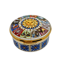 Load image into Gallery viewer, Staffordshire Enamels, Boîte en porcelaine émaillée « Zodiaque », années 1970-1980 Le Charme des Violettes - Brocante en ligne
