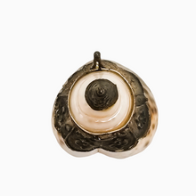 Charger l&#39;image dans la galerie, Tabatière victorienne en coquillage, métal argenté et nacre, fin XIXe
