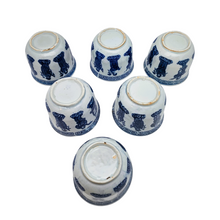Load image into Gallery viewer, Suite de 6 petites tasses à thé chinoises en porcelaine bleu et blanc – décor de personnages, années 1970 Le Charme des Violettes - Brocante en ligne
