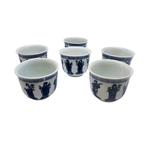 Load image into Gallery viewer, Suite de 6 petites tasses à thé chinoises en porcelaine bleu et blanc – décor de personnages, années 1970 Le Charme des Violettes - Brocante en ligne

