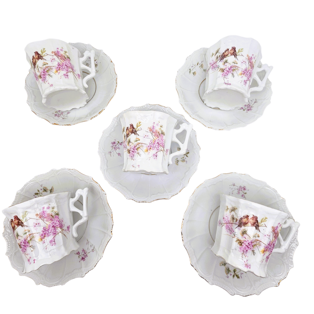 Ensemble de 5 tasses à café et sous-tasses en porcelaine à décor d'oiseaux et de fleurs de lilas, Belle Époque, 1890-1910 Le Charme des Violettes - Brocante en ligne