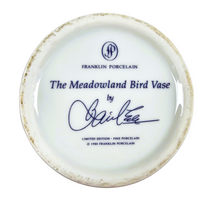 Afbeelding in Gallery-weergave laden, Franklin Porcelain, Vase en porcelaine fine &quot;The Meadowland Bird Vase&quot; par Basil Ede, Edition limitée 1980
