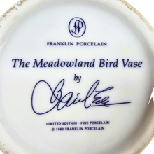 Afbeelding in Gallery-weergave laden, Franklin Porcelain, Vase en porcelaine fine &quot;The Meadowland Bird Vase&quot; par Basil Ede, Edition limitée 1980
