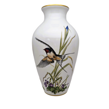 Afbeelding in Gallery-weergave laden, Franklin Porcelain, Vase en porcelaine fine &quot;The Meadowland Bird Vase&quot; par Basil Ede, Edition limitée 1980

