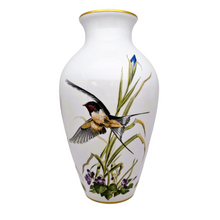 Afbeelding in Gallery-weergave laden, Franklin Porcelain, Vase en porcelaine fine &quot;The Meadowland Bird Vase&quot; par Basil Ede, Edition limitée 1980
