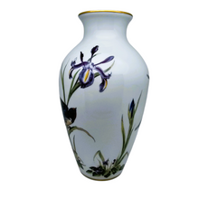 Afbeelding in Gallery-weergave laden, Franklin Porcelain, Vase en porcelaine fine &quot;The Meadowland Bird Vase&quot; par Basil Ede, Edition limitée 1980
