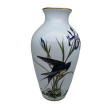 Afbeelding in Gallery-weergave laden, Franklin Porcelain, Vase en porcelaine fine &quot;The Meadowland Bird Vase&quot; par Basil Ede, Edition limitée 1980

