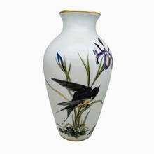 Afbeelding in Gallery-weergave laden, Franklin Porcelain, Vase en porcelaine fine &quot;The Meadowland Bird Vase&quot; par Basil Ede, Edition limitée 1980
