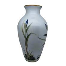 Afbeelding in Gallery-weergave laden, Franklin Porcelain, Vase en porcelaine fine &quot;The Meadowland Bird Vase&quot; par Basil Ede, Edition limitée 1980
