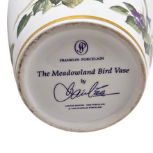 Afbeelding in Gallery-weergave laden, Franklin Porcelain, Vase en porcelaine fine &quot;The Meadowland Bird Vase&quot; par Basil Ede, Edition limitée 1980
