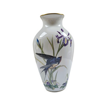Afbeelding in Gallery-weergave laden, Franklin Porcelain, Vase en porcelaine fine &quot;The Meadowland Bird Vase&quot; par Basil Ede, Edition limitée 1980
