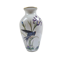 Afbeelding in Gallery-weergave laden, Franklin Porcelain, Vase en porcelaine fine &quot;The Meadowland Bird Vase&quot; par Basil Ede, Edition limitée 1980
