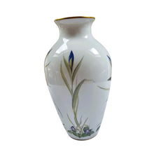 Afbeelding in Gallery-weergave laden, Franklin Porcelain, Vase en porcelaine fine &quot;The Meadowland Bird Vase&quot; par Basil Ede, Edition limitée 1980
