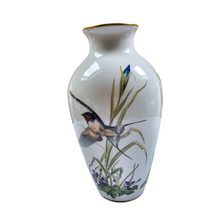 Afbeelding in Gallery-weergave laden, Franklin Porcelain, Vase en porcelaine fine &quot;The Meadowland Bird Vase&quot; par Basil Ede, Edition limitée 1980
