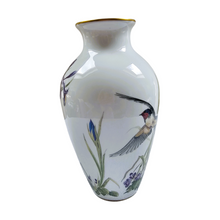Afbeelding in Gallery-weergave laden, Franklin Porcelain, Vase en porcelaine fine &quot;The Meadowland Bird Vase&quot; par Basil Ede, Edition limitée 1980
