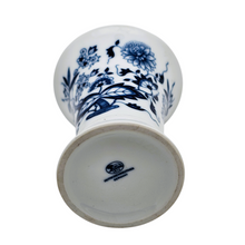 Load image into Gallery viewer, Vase en porcelaine Hutschenreuther au décor “Zwiebelmuster” – Allemagne, vers 1960–1980 Le Charme des Violettes - Brocante en ligne
