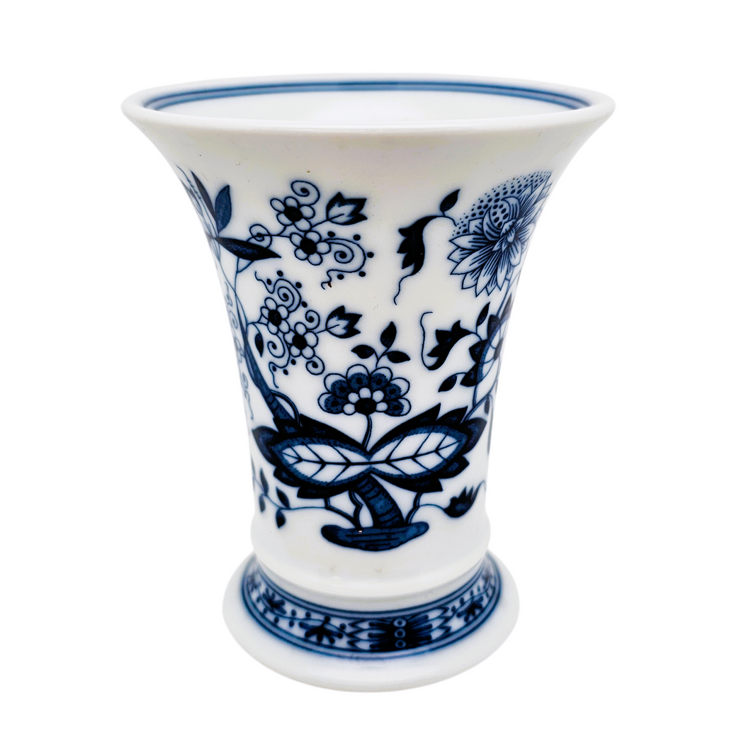 Vase en porcelaine Hutschenreuther au décor “Zwiebelmuster” – Allemagne, vers 1960–1980 Le Charme des Violettes - Brocante en ligne