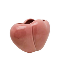 Load image into Gallery viewer, Vase vintage en céramique rose poudré – Forme cœur double, années 1950-1970 Le Charme des Violettes - Brocante en ligne
