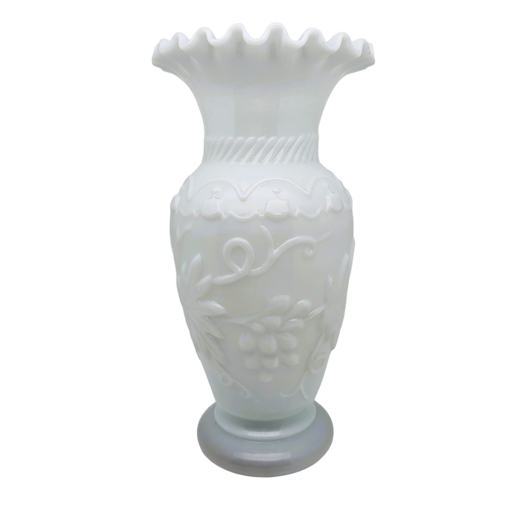 Vase en opaline blanche Napoléon III, années 1900