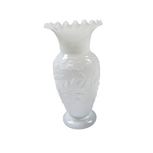 Afbeelding in Gallery-weergave laden, Vase en opaline blanche Napoléon III, années 1900
