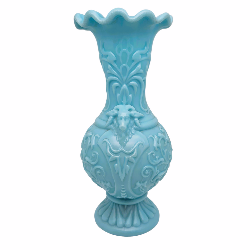 Portieux Vallerysthal 19e eeuw. Turquoise opaline glazen vaas met ramskoppen en arabesken