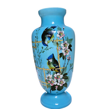 Charger l&#39;image dans la galerie, Grand vase en opaline bleue à décor d’oiseaux, vers 1885-1910 Le Charme des Violettes - Brocante en ligne

