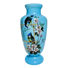 Charger l&#39;image dans la galerie, Grand vase en opaline bleue à décor d’oiseaux, vers 1885-1910 Le Charme des Violettes - Brocante en ligne

