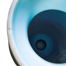 Charger l&#39;image dans la galerie, Grand vase en opaline bleue à décor d’oiseaux, vers 1885-1910 Le Charme des Violettes - Brocante en ligne
