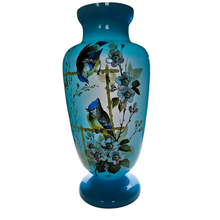 Charger l&#39;image dans la galerie, Grand vase en opaline bleue à décor d’oiseaux, vers 1885-1910 Le Charme des Violettes - Brocante en ligne
