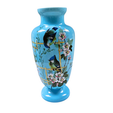 Charger l&#39;image dans la galerie, Grand vase en opaline bleue à décor d’oiseaux, vers 1885-1910 Le Charme des Violettes - Brocante en ligne
