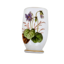 Afbeelding in Gallery-weergave laden, Petit vase en opaline blanche à décor de violettes peint à la main – France, vers 1900 Le Charme des Violettes - Brocante en ligne
