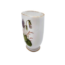 Afbeelding in Gallery-weergave laden, Petit vase en opaline blanche à décor de violettes peint à la main – France, vers 1900 Le Charme des Violettes - Brocante en ligne

